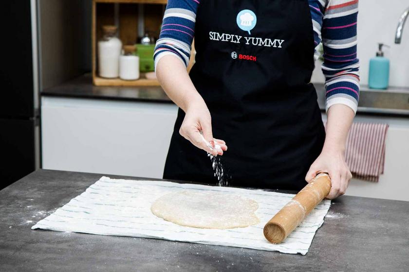 Strudelteig wird mit etwas Mehl bestreut.