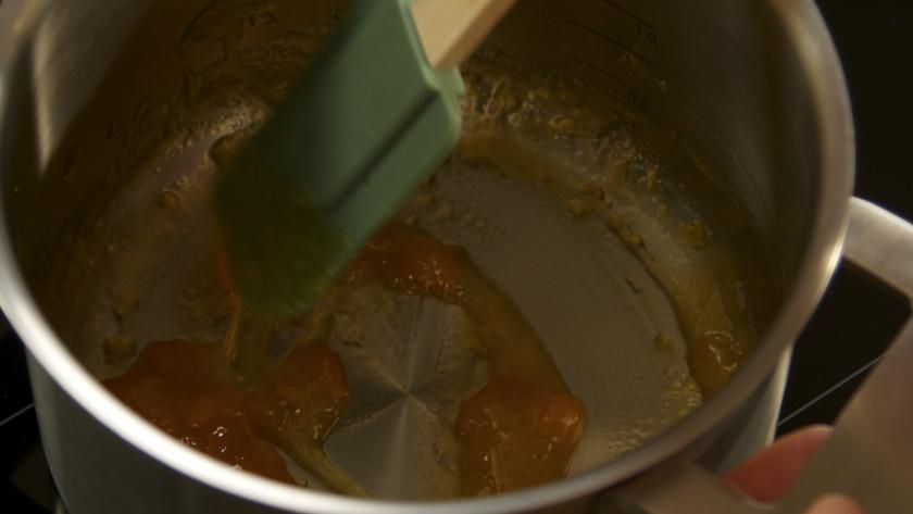 Pfirsichkonfitüre wird in einem Topf erwärmt.