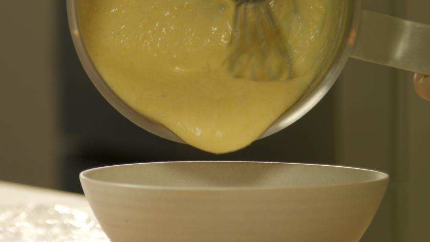 Pudding wird in eine Schüssel gefüllt.