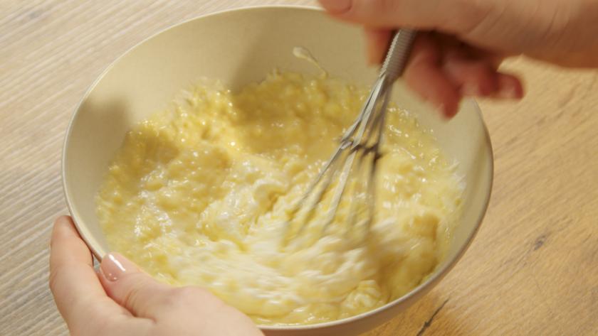 Pudding und Schmand werden mit einem Schneebesen verrührt.