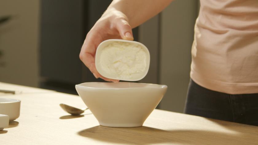 Stärke wird in eine Schale gegeben.