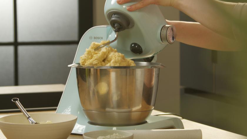 Teig wird mit einer Küchenmaschine geknetet.