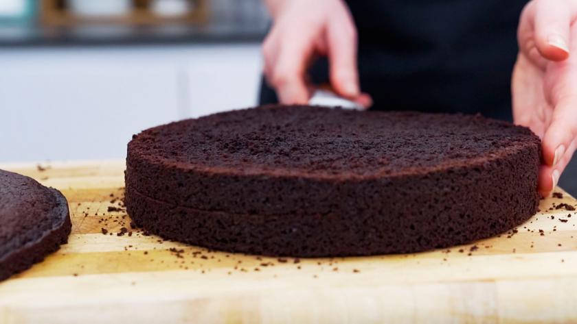 Der Boden für die Süßigkeiten-Torte wird geteilt.