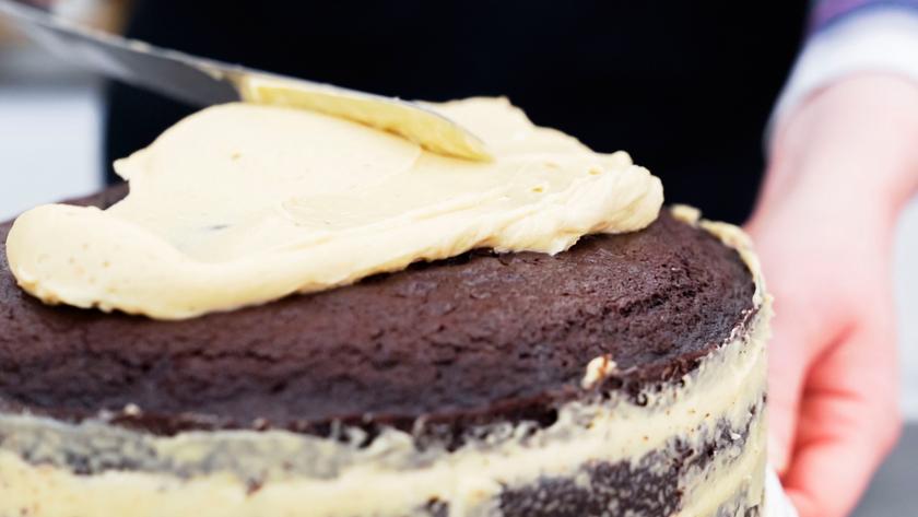 Die Böden für die Süßigkeiten-Torte werden eingestrichen.