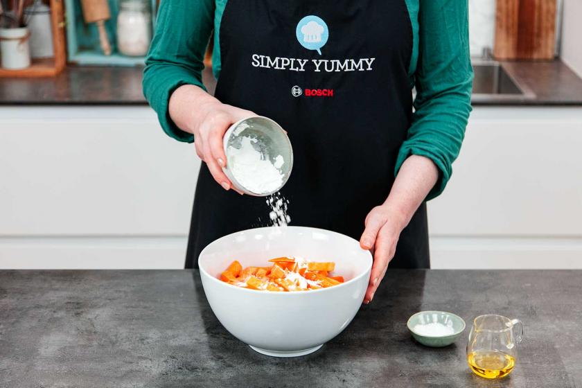 Zu den Süßkartoffel-Pommes in die Schüssel wird Stärke gegeben.