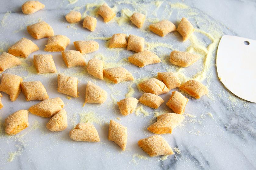 Süßkartoffelgnocchi auf einner Arbeitsplatte.