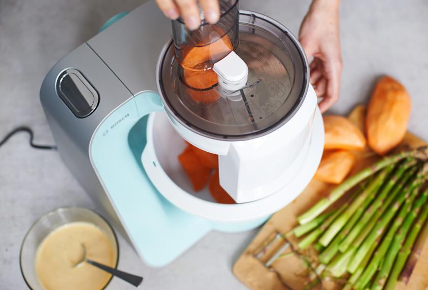 Für den Süßkartoffelsalat wird die Knolle in Scheiben gehobelt.