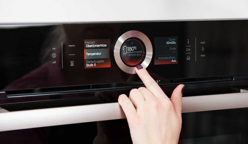 Für den Naked Cake wird ein Backofen vorgeheizt.