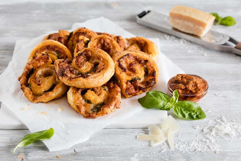 Blätterteig Pizzaschnecken mit Schinken