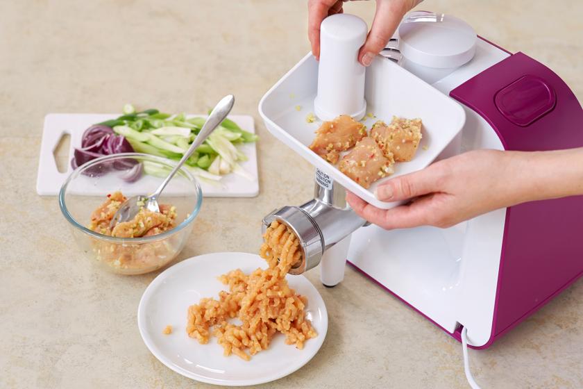 Für den Thai-Geflügelsalat wird das Fleisch mit einem Aufsatz an einer Küchenmaschine gewolft.