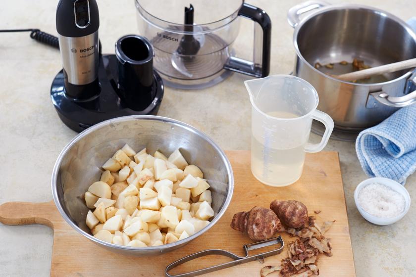 Für die Topinambursuppe liegt das Gemüse geschält und in Stücke geschnitten in einer Schüssel.