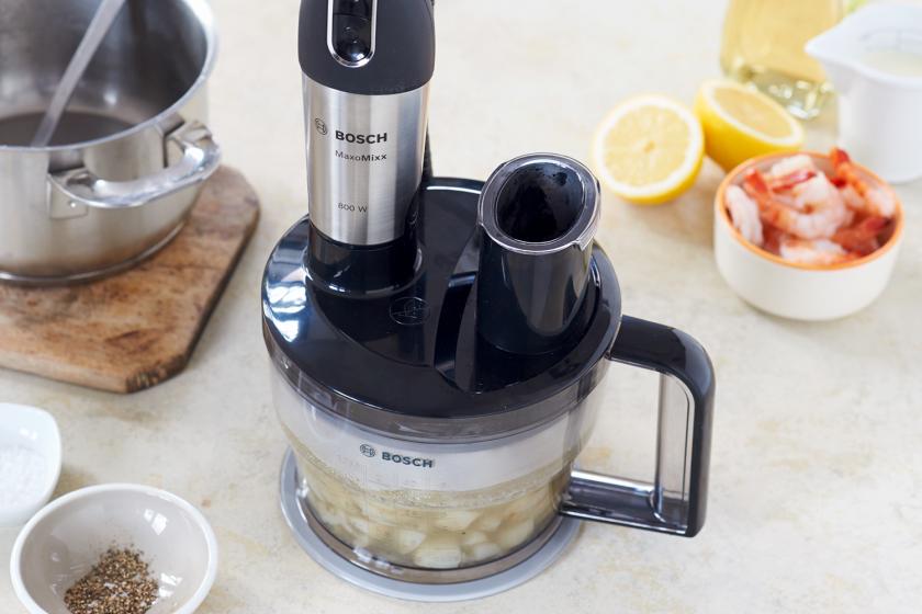 Die Topinambursuppe wird mit einem Küchengerät püriert.