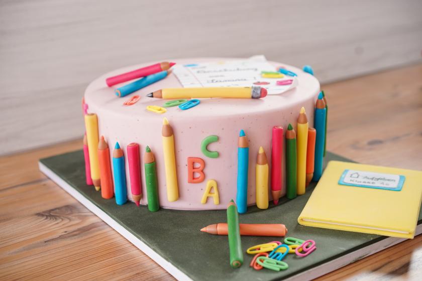 Torte Zur Einschulung Mit Video Und Kunterbunt