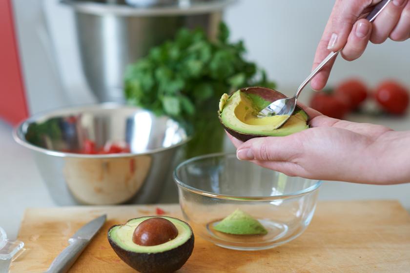 Für Tortilla selber machen wird Avocado ausgelöffelt und zu Guacamole verarbeitet.
