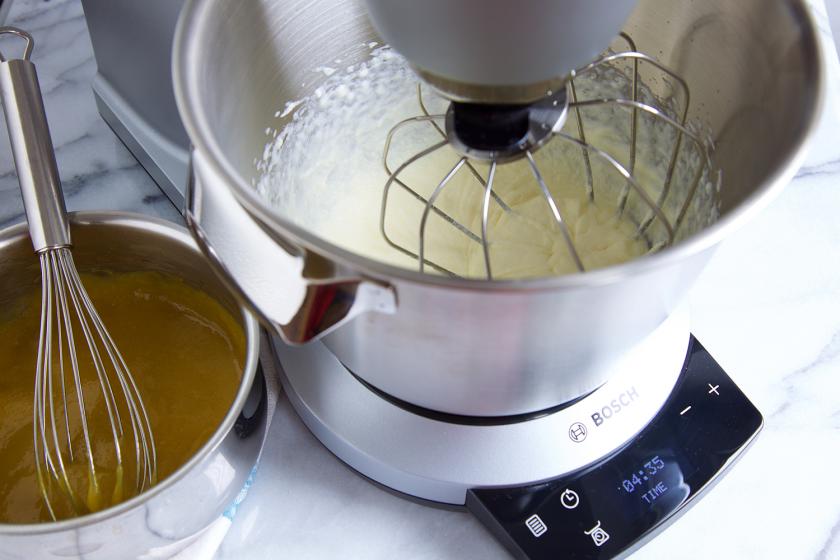 Für den tropischen Fruchtsalat wir Sahne in einer Küchenmaschine steifgeschlagen.