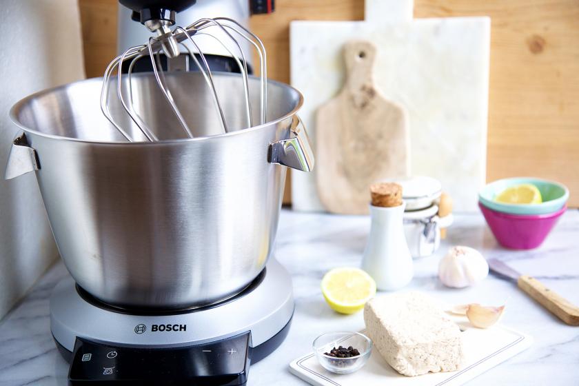 Tofu vegan wird in einer Küchenmaschine gerührt.