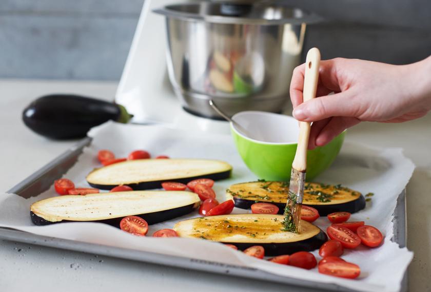 Für überbackene Aubergine werden die Gemüsescheiben mit Öl bestrichen.