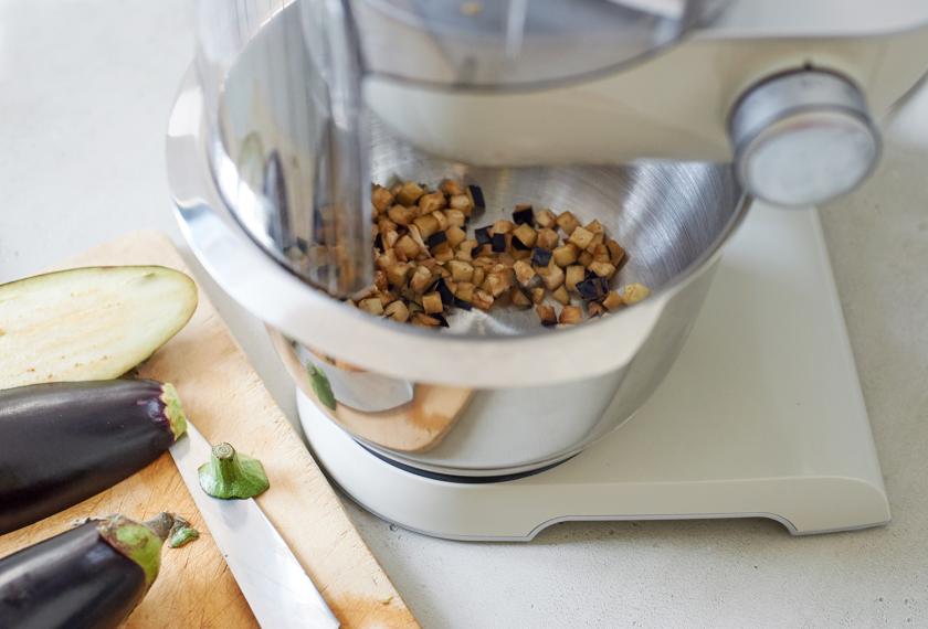 Der Rest des Gemüses für die überbackene Aubergine liegt gewürfelt in einer Schüssel.