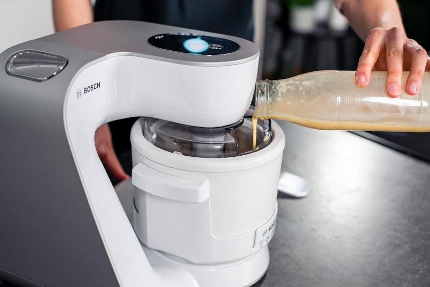 Eismasse für Vanilleeis wird in eine Eismaschine gegeben.