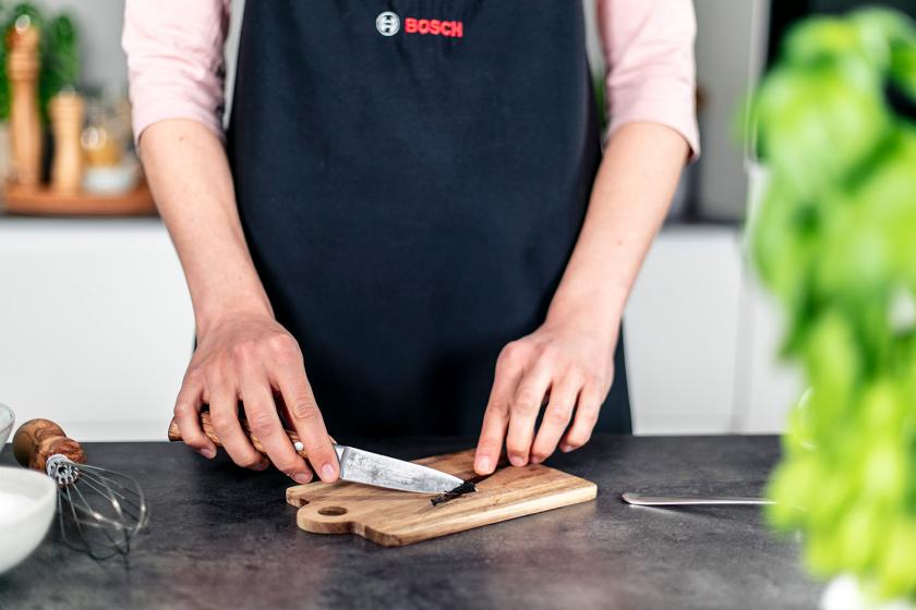 Das Mark einer Vanilleschote wird ausgekratzt.