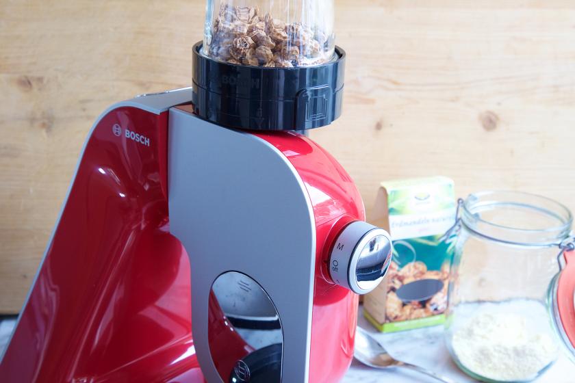 Für veganer Pudding werden Mandeln in einer Küchenmaschine gemahlen.