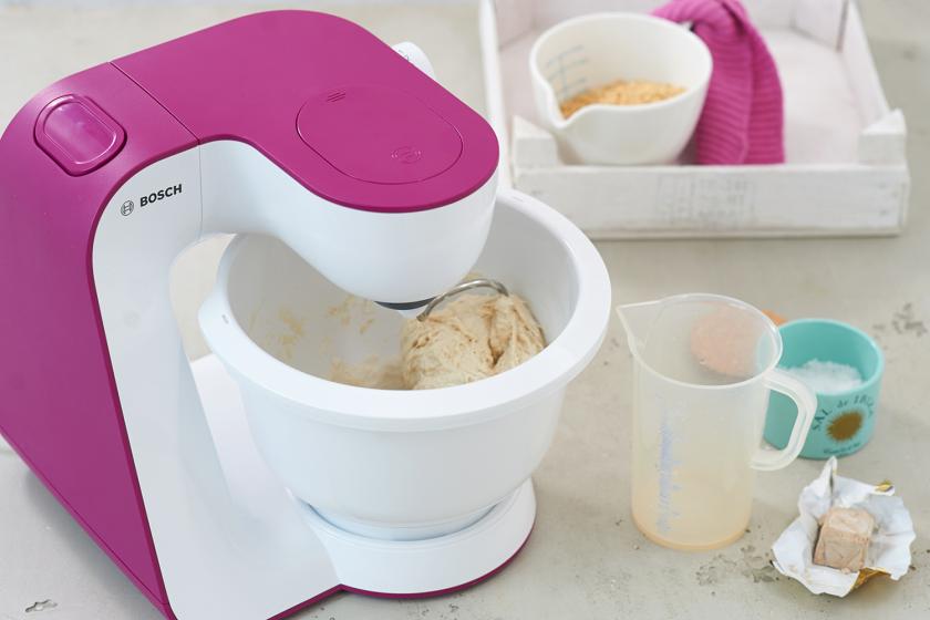 In einer Küchenmaschine wird der Teig für vegetarischer Burger geknetet.