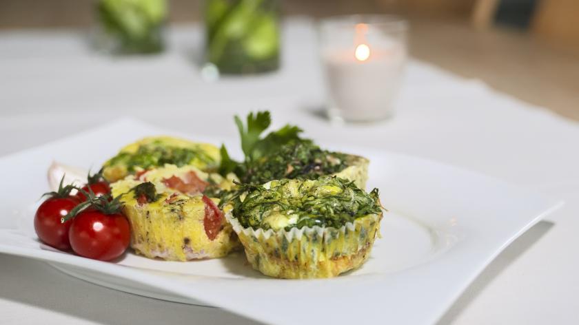 Bunte Omelette-Muffins aus dem Ofen