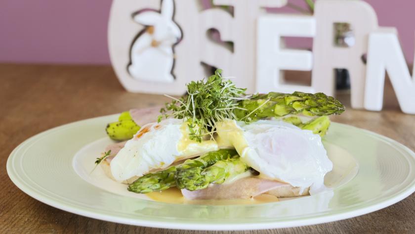 Eggs Benedict mit grünem Spargel und Sauce Hollandaise