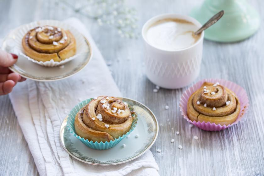 Schwedische Zimtschnecken auf kleinen Tellern angerichtet.