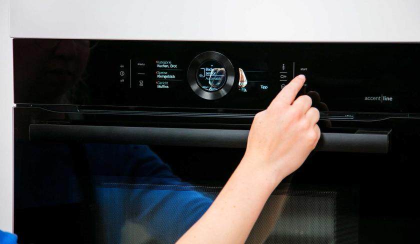 Der Backofen wird eingestellt.