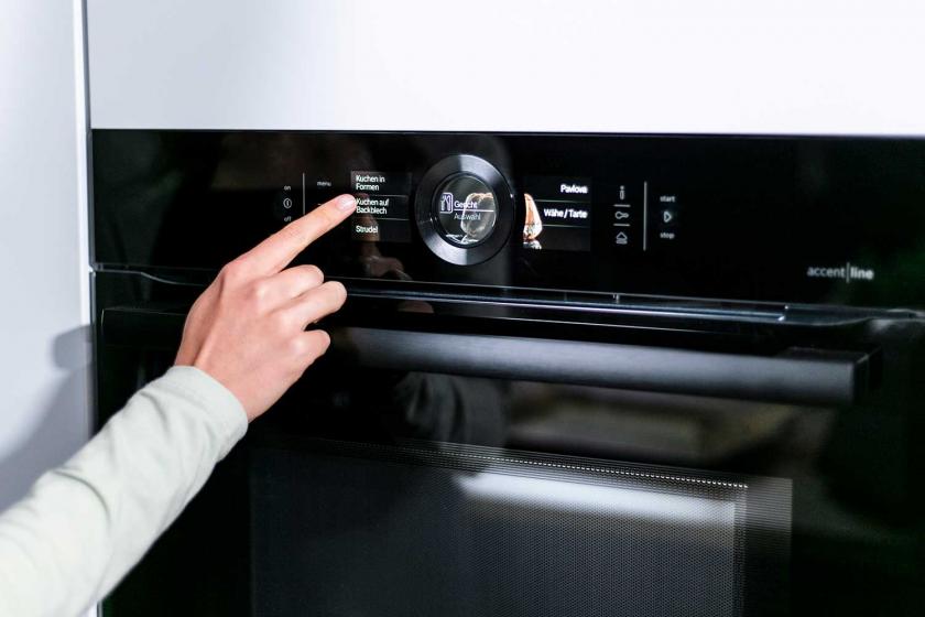 Der Backofen wird eingestellt.