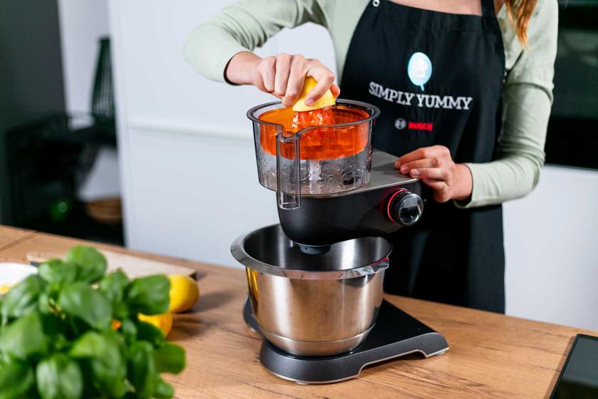 Zitronen werden mit einem Aufsatz einer Küchenmaschine ausgepresst.