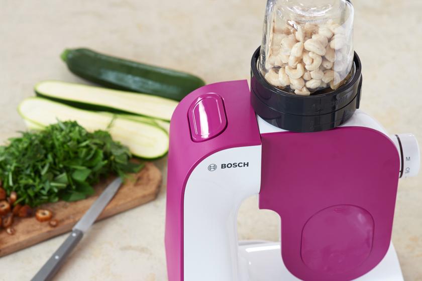 Die Cashewkerne für die Füllung der Zucchiniröllchen werden in einem Mixer zerkleinert.