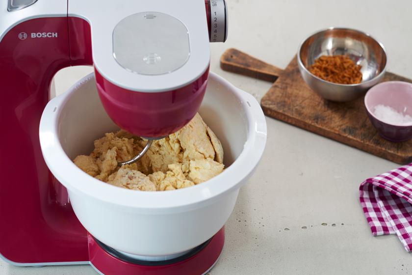 Teig für die Zwiebelbrötchen wird in einer Küchemaschine geknetet.