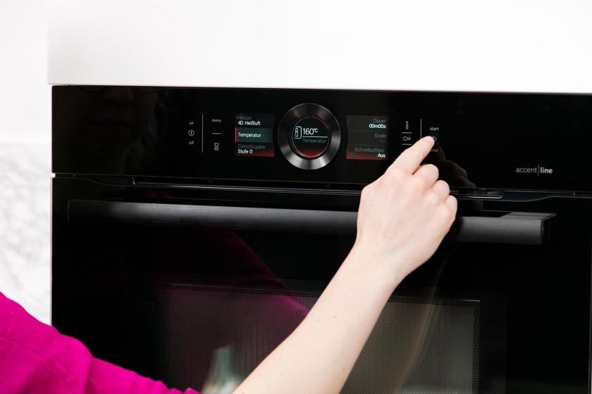 Für den Regenbogenkuchen wird der Backofen eingeschaltet.