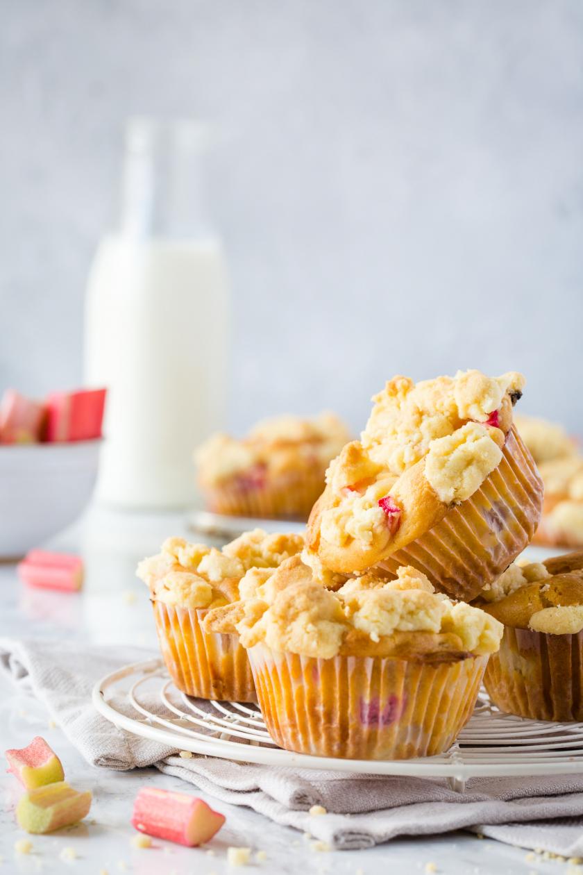 Rhabarber-Muffins mit Streuseln &amp; Buttermilch | Simply Yummy