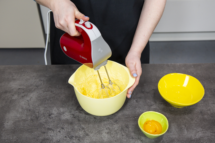 Für den Rhabarberkuchen mit Baiser wird der Teig in einer Rührschüssel mit einem Handmixer verrührt.