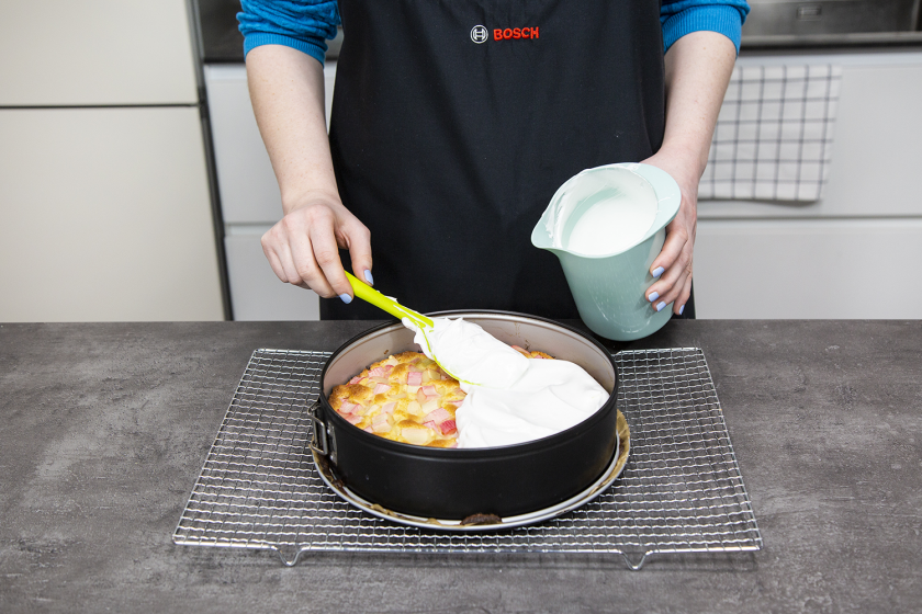 Es wird der Rhabarberkuchen mit Baiser bedeckt.