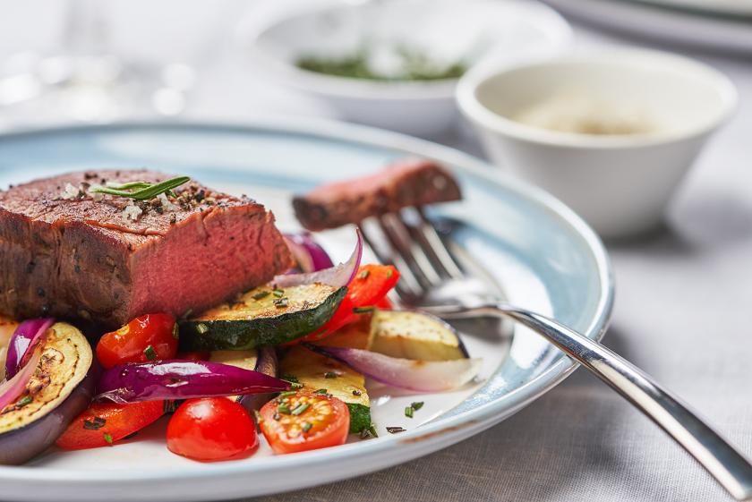 Rinderfilet mit mediterranem Gemüse im Cookit | Simply Yummy