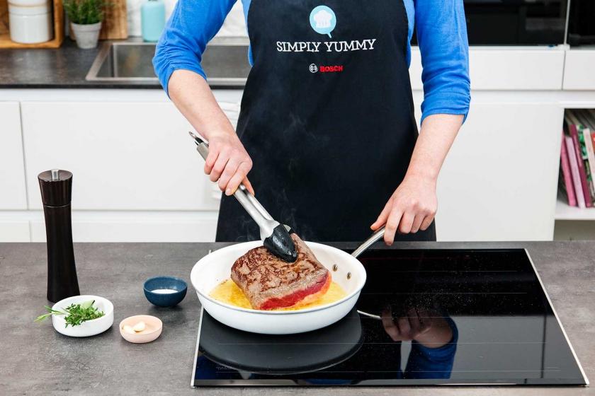 Roastbeef wird in einer Pfanne angebraten.