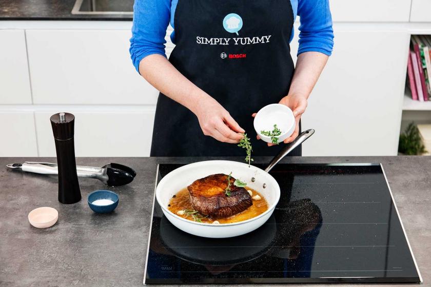 Zum Roastbeef in die Pfanne werden Kräuter gegeben.