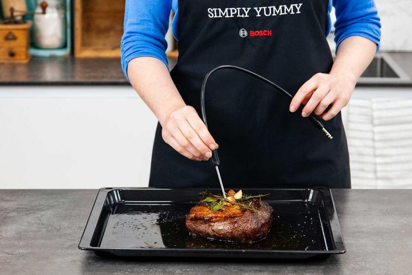 In das Roastbeef wird ein Bratenthermometer gesteckt.