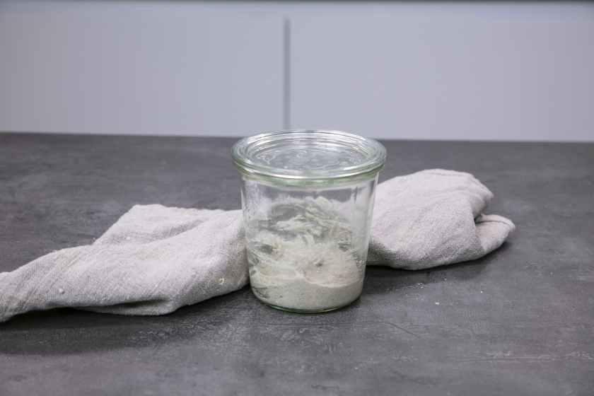 Sauerteig-Starter für Roggenbrot in einem Glas.