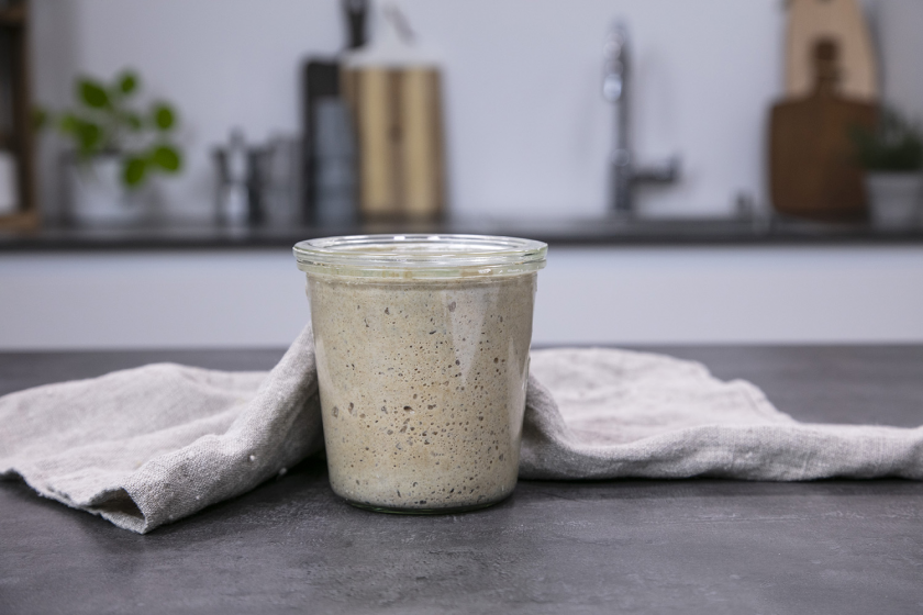 Starter für Roggenbrot in einem Glas.