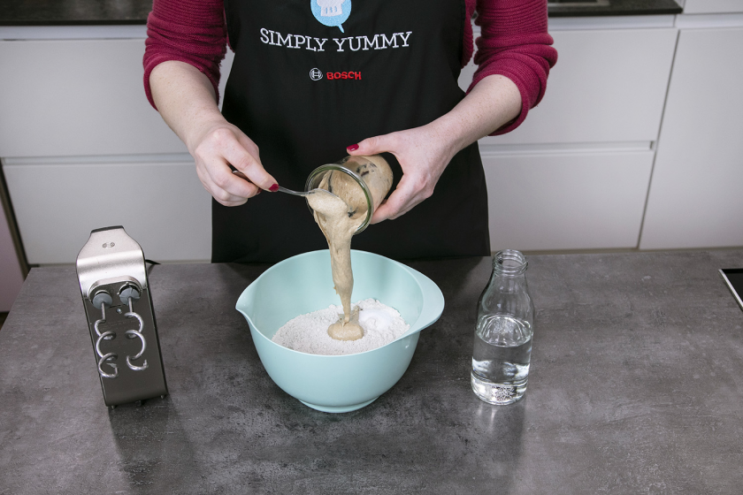 Sauerteig-Starter wird zu Roggenbrot Zutaten in eine Rührschüssel gegeben.