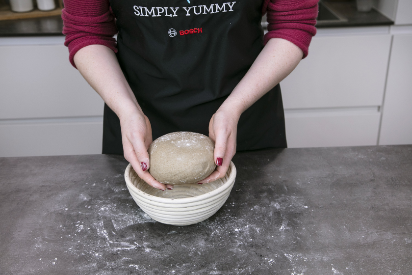Roggenbrot wird in ein Gärkörbchen gelegt.