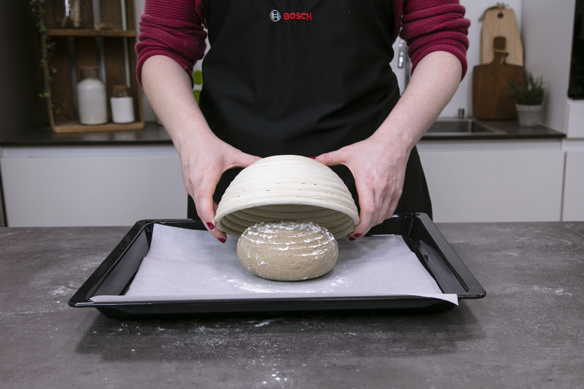 Roggenbrot wird auf ein Backblech gegeben.