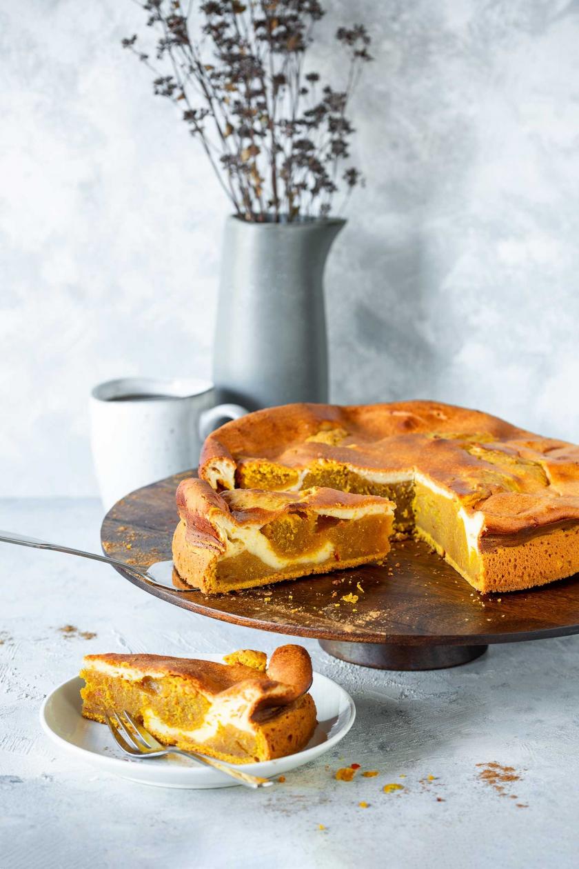 Saftiger Kürbiskuchen angeschnitten auf einer Kuchenplatte.