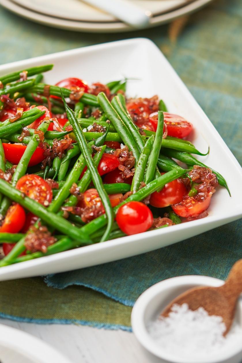 Salat von grünen Bohnen mit Balsamico-Schalotten und Kirschtomaten im ...