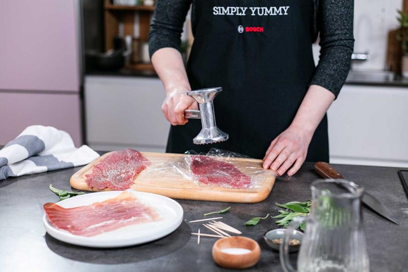 Das Fleisch für Saltimbocca alla romana wird plattiert.